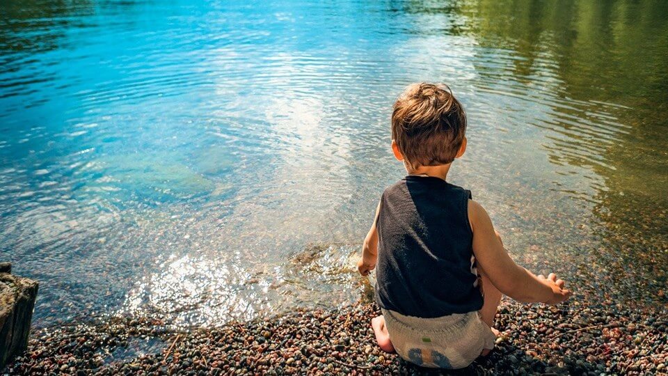 湖を見る子供