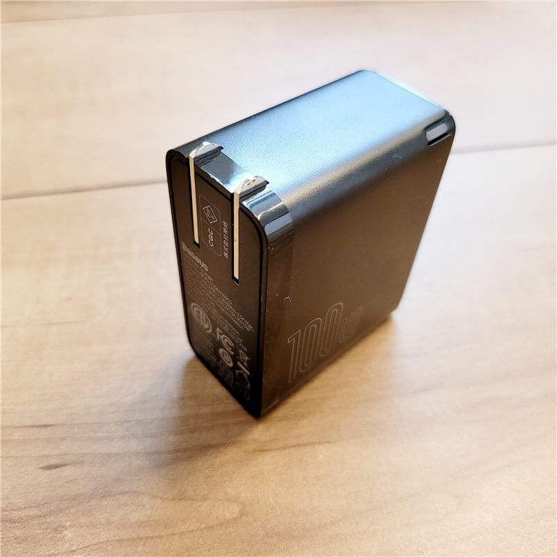 プラグを収納したbaseus100w quick charger