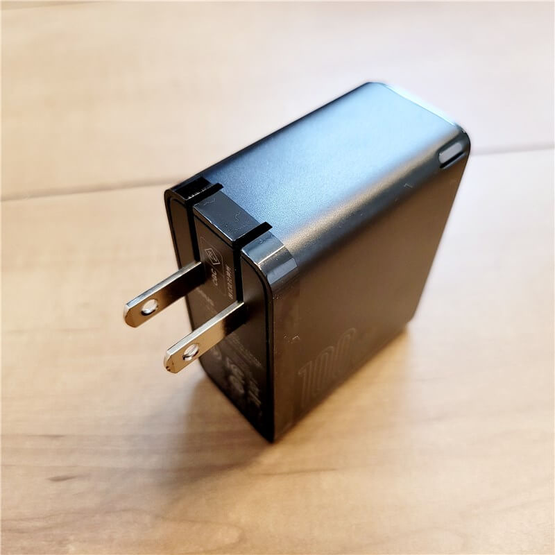 プラグを出したbaseus100w quick charger