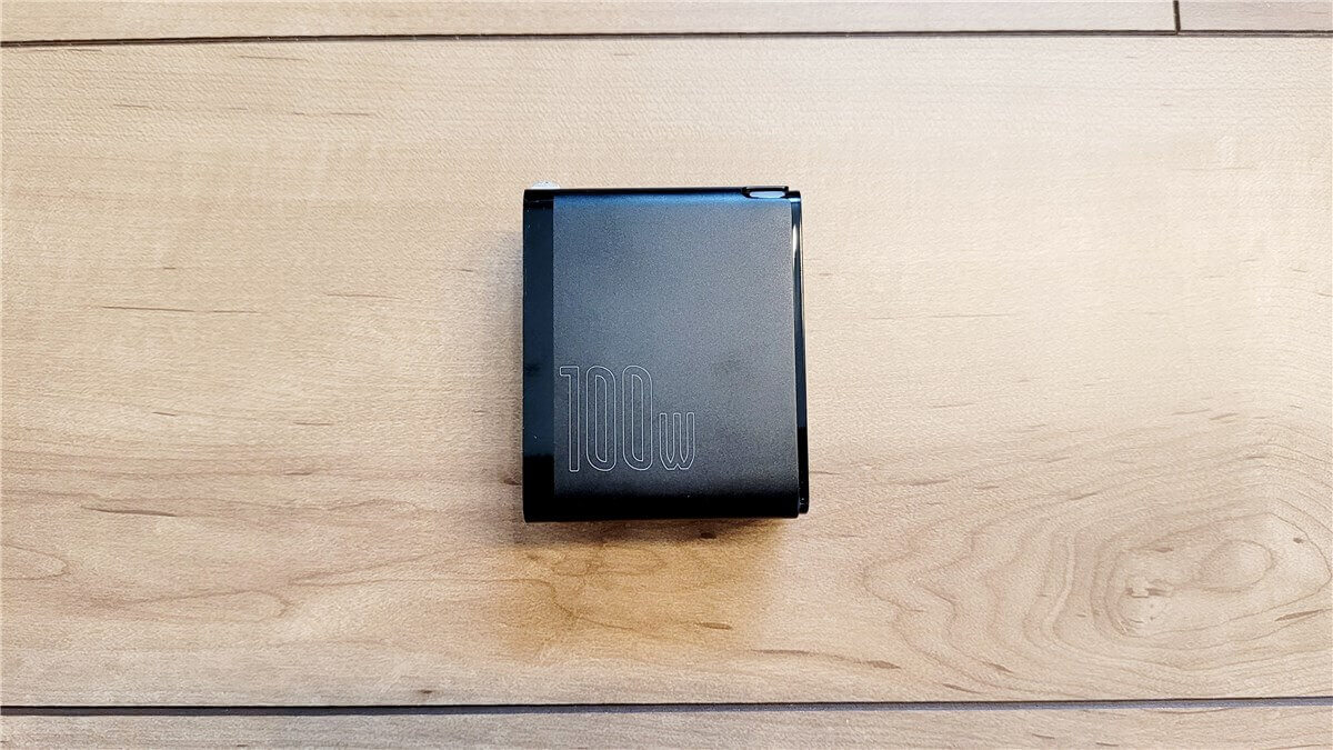 baseus100w quick charger側面