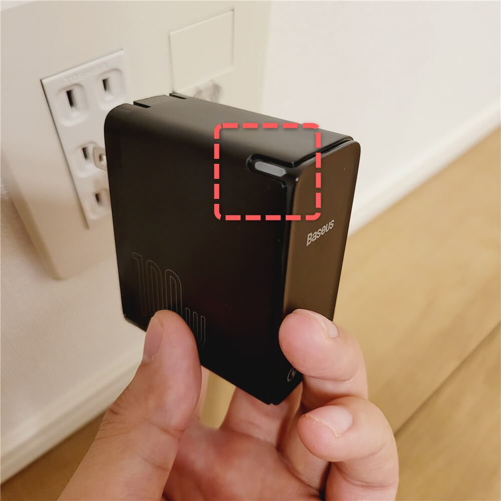消灯中のbaseus100w quick charge