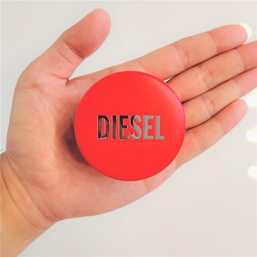 手のひらに収まるDIESEL TRUE WIRELESS EARBUDSケース