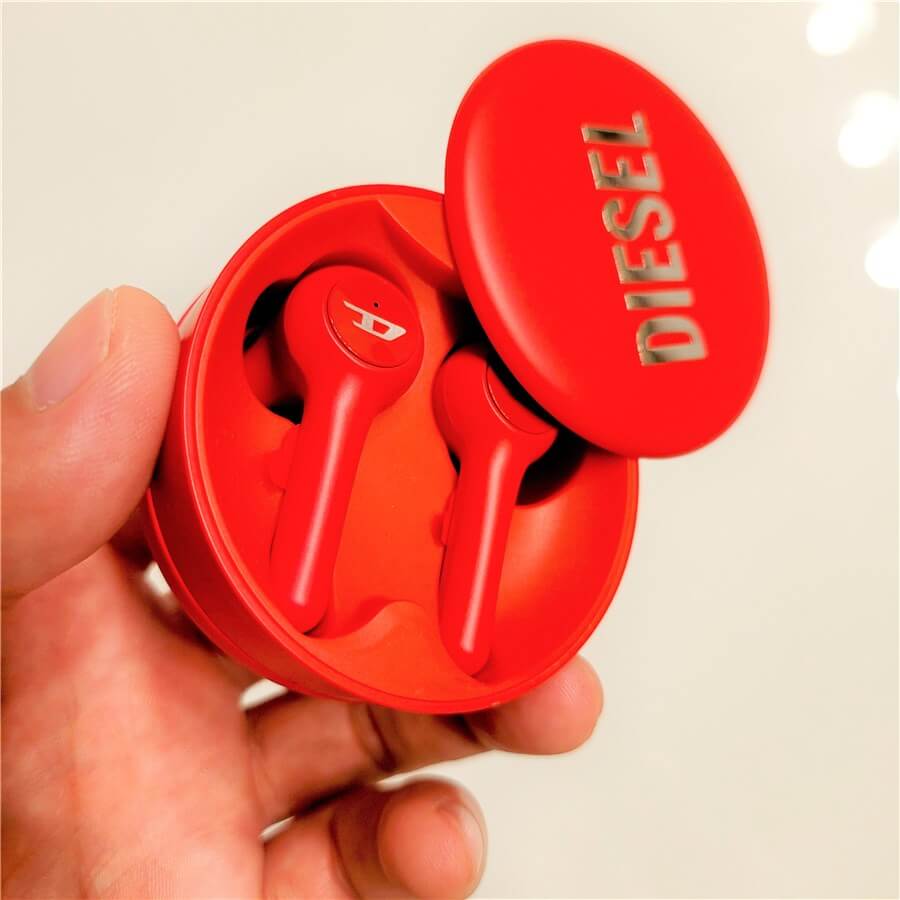 DIESEL TRUE WIRELESS EARBUDSケースを開いた状態