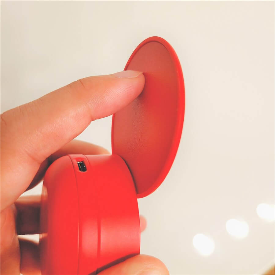 SuicaとDIESEL TRUE WIRELESS EARBUDSケース蓋を指で押す