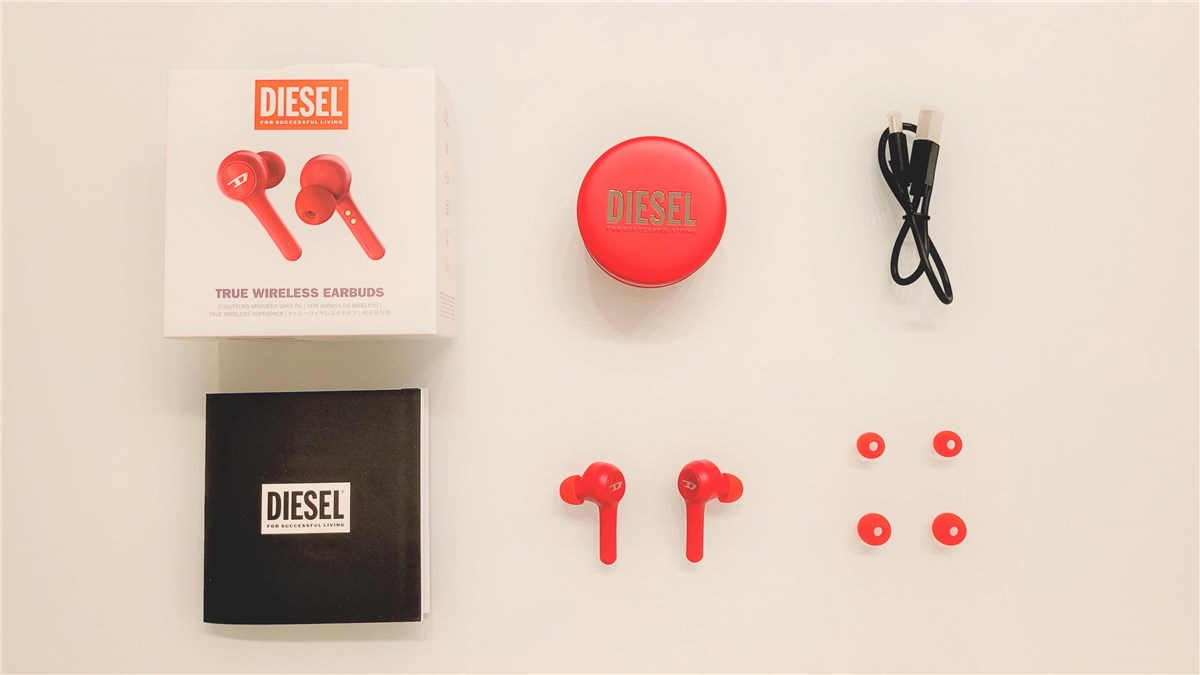 DIESEL TRUE WIRELESS EARBUDS梱包物