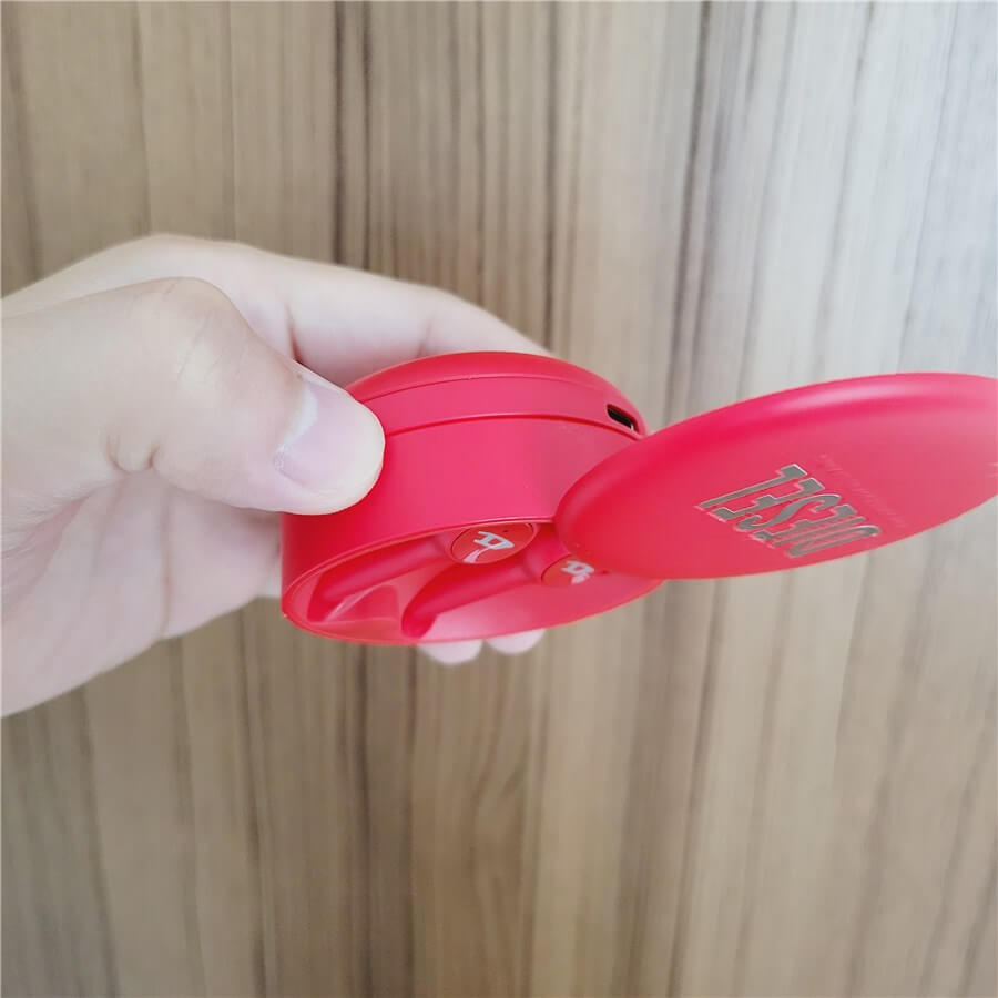 マグネットで付着したDIESEL TRUE WIRELESS EARBUDS