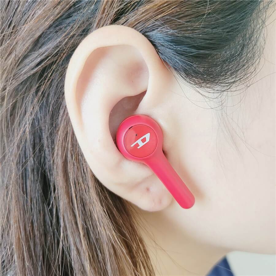 耳に装着したDIESEL TRUE WIRELESS EARBUDS