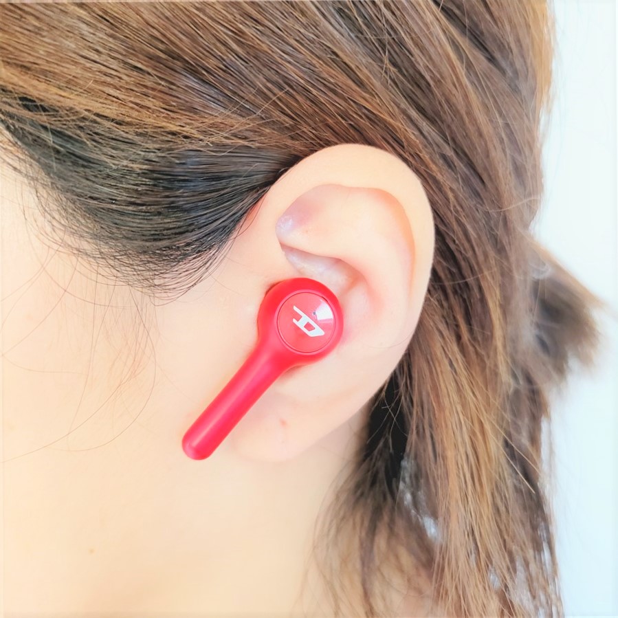 耳に装着したDIESEL TRUE WIRELESS EARBUDS