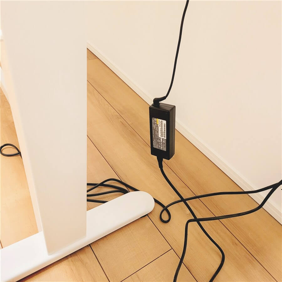 宙に浮いた電源タップ