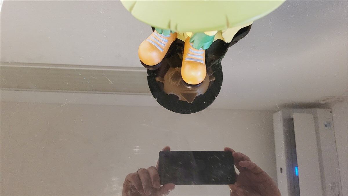 黒いガラス天板へ映り込む被写体とカメラ