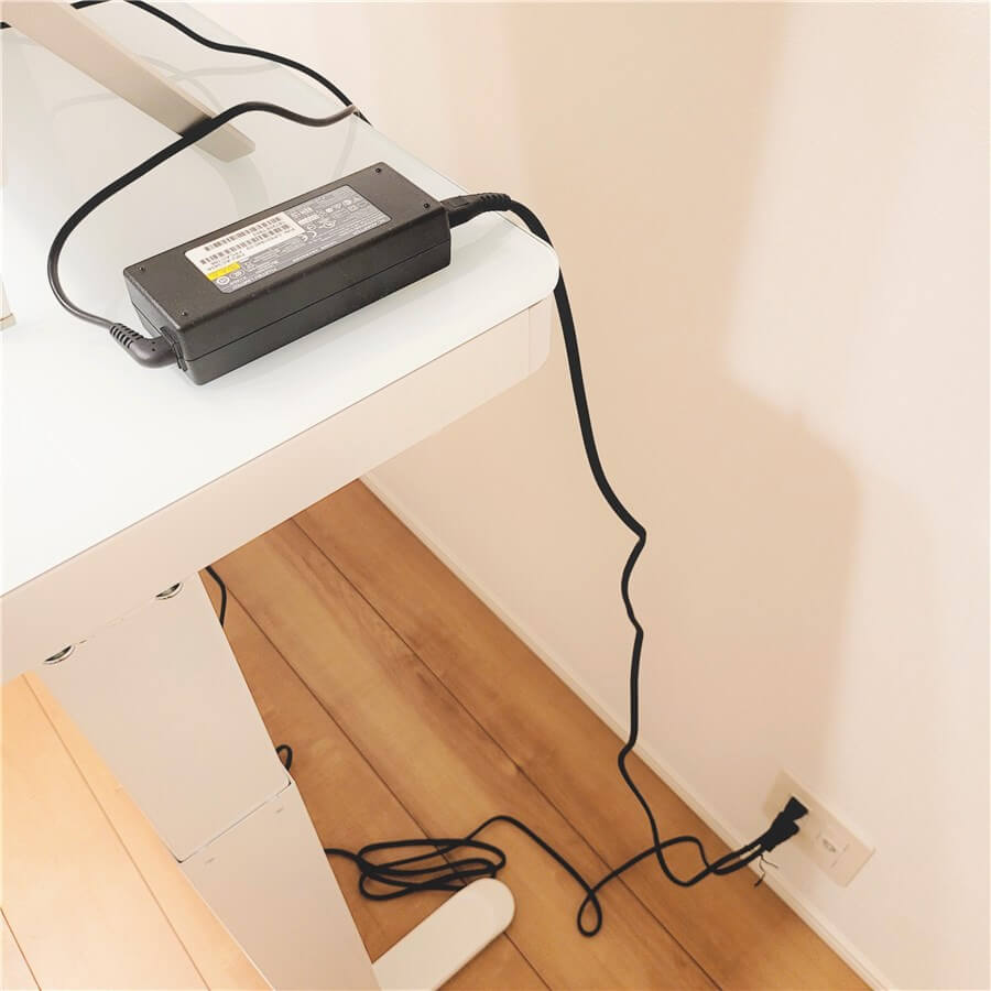 デスク上の電源タップ