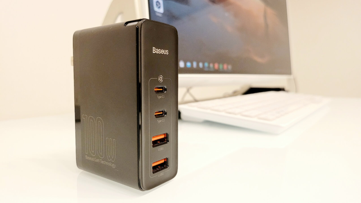 PCデスク上のBaseus GaN2Pro Quick Charger