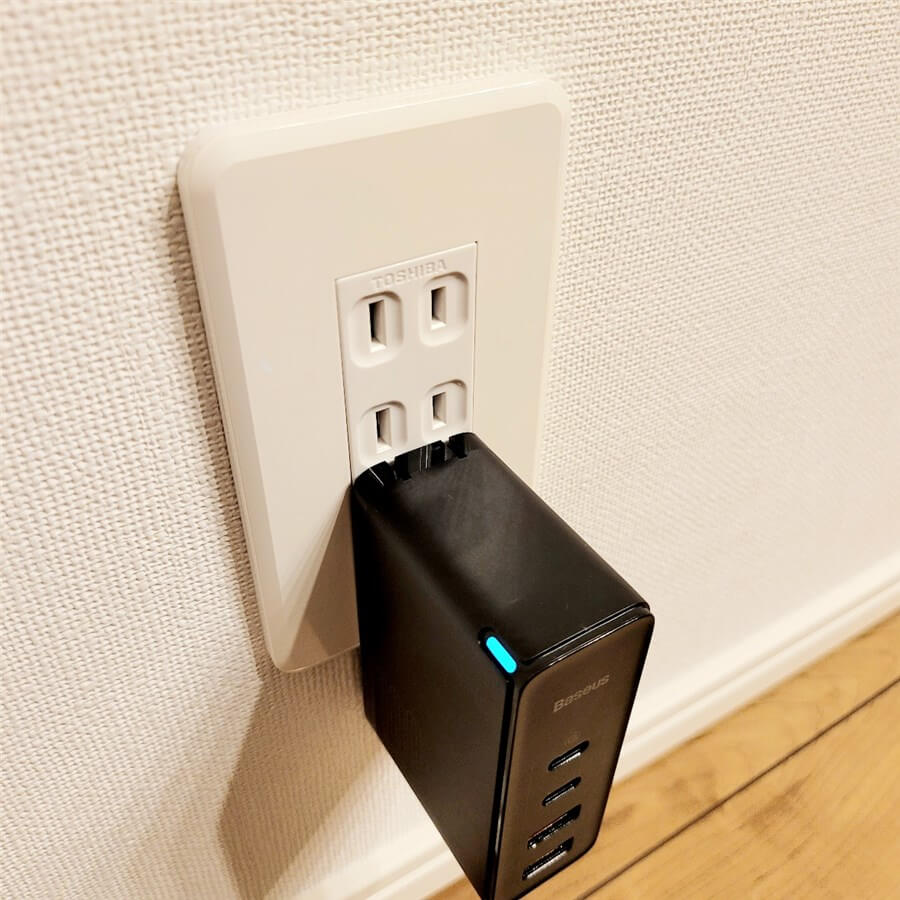 コンセントに差し込んだBaseus GaN2Pro Quick Charger