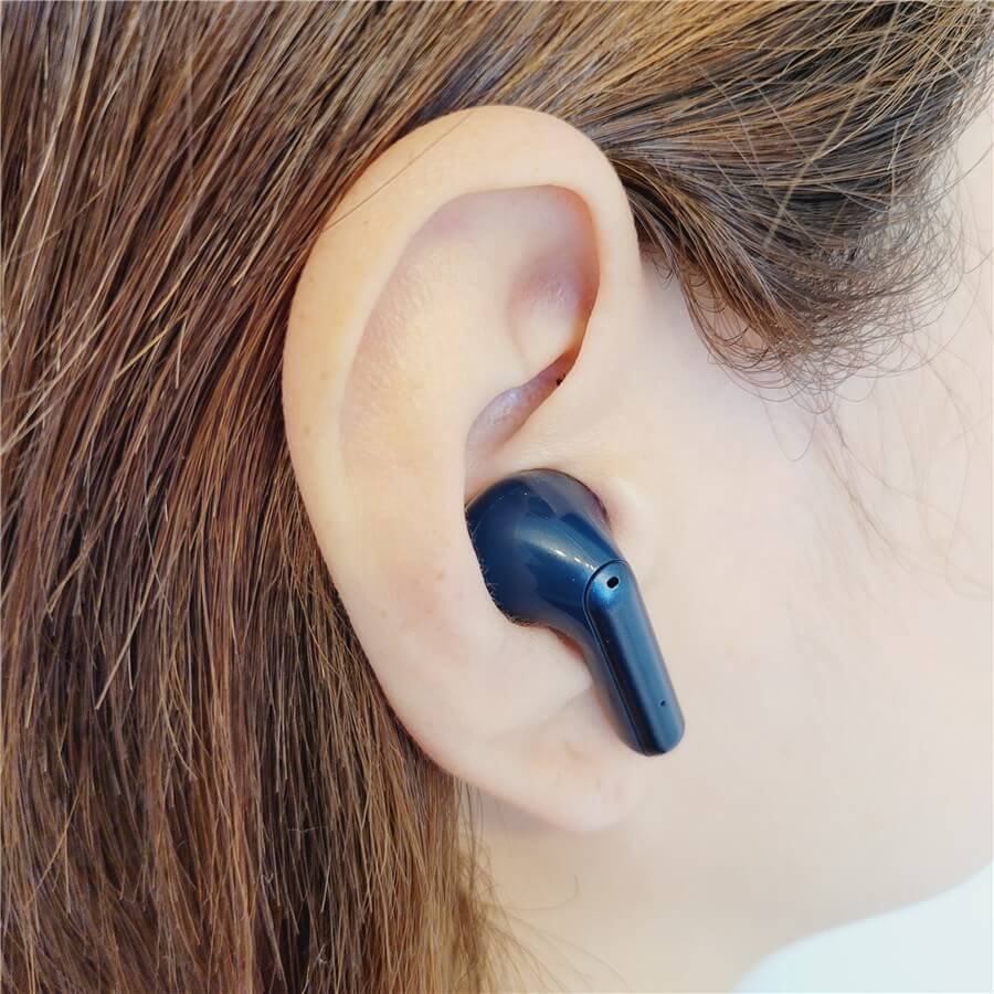 右耳に装着したBaseus SiMU S1 Pro