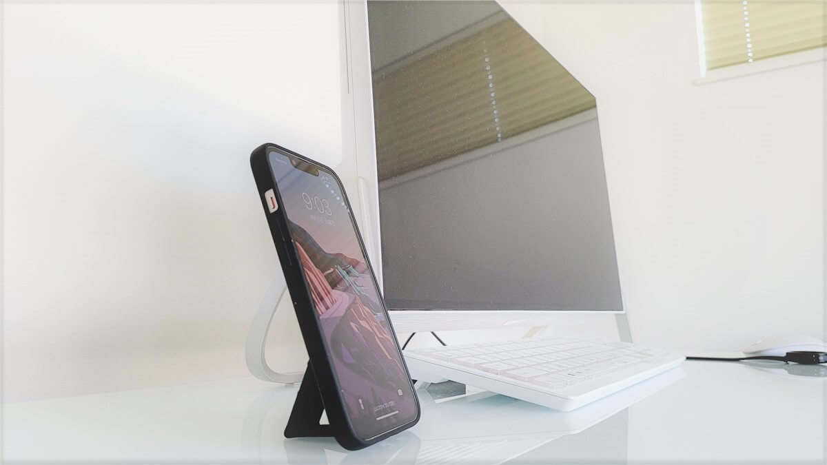 デスク上のPCとiPhone13