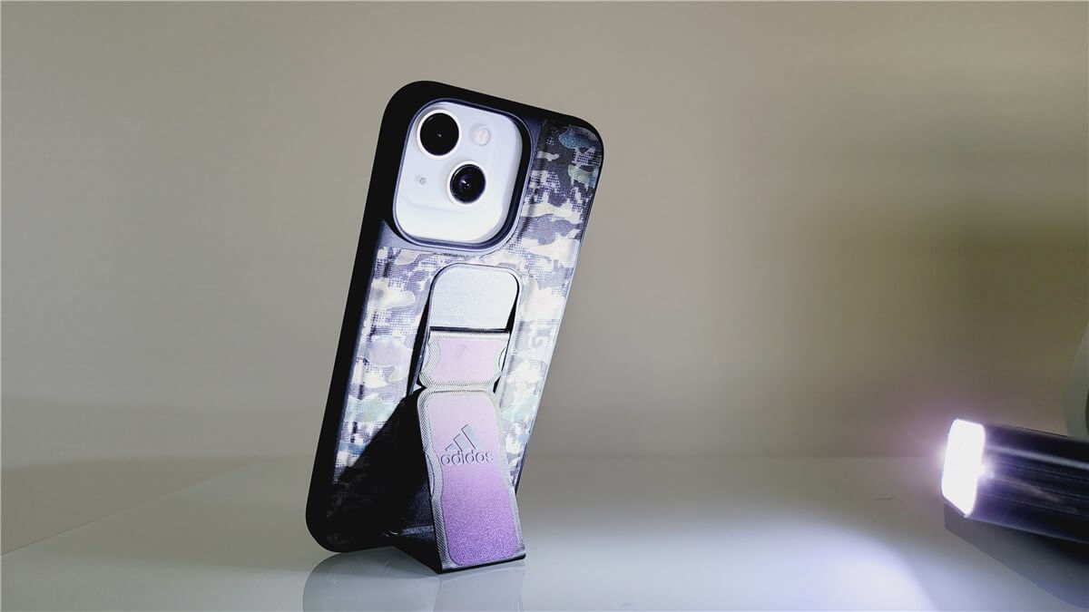光を照らしたadidas Grip Case