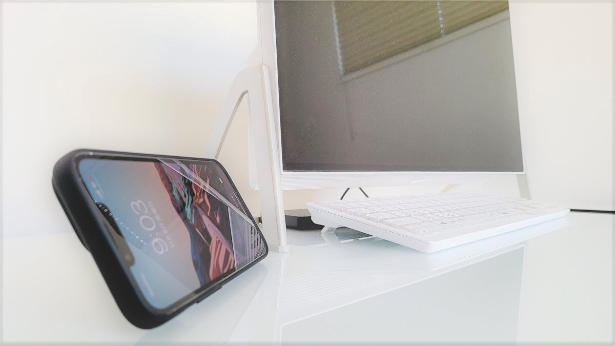 デスク上のPCとiPhone13